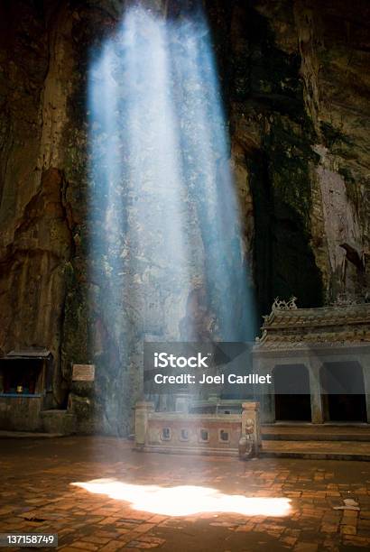 Raggio Di Sole Di Luce In Cave Di Marmo Montagne Vietnam - Fotografie stock e altre immagini di Sotto il riflettore
