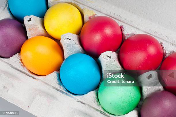 Huevos De Pascua Foto de stock y más banco de imágenes de Abril - Abril, Alimento, Amarillo - Color