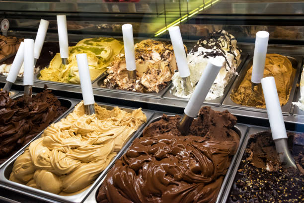 comptoir réfrigéré avec affichage de différentes saveurs de crème glacée - gelato photos et images de collection