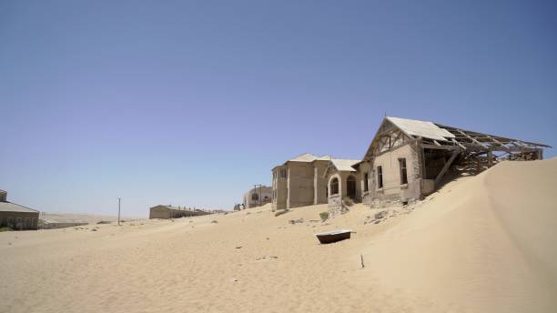 cidade abandonada de kolmanskop na namíbia. cidade antiga, areia no deserto da áfrica - luderitz city - fotografias e filmes do acervo