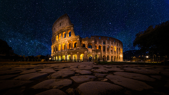 The Colosseum is the main symbol of Rome. It is an imposing construction that, with almost 2,000 years of history, will bring you back in time to discover the way of life in the Roman Empire.