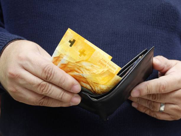 wirtschaft und finanzen mit schweizer geld - schweizer-franken stock-fotos und bilder