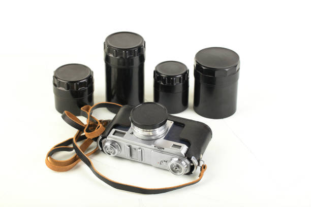 zestaw obiektywów i akcesoriów do starej kamery dalmierzowej na białym tle. - rangefinder camera zdjęcia i obrazy z banku zdjęć