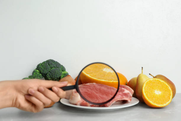 mujer con lupa explorando carne cruda y frutas, espacio para texto. detección de veneno - bacterium biology control food fotografías e imágenes de stock