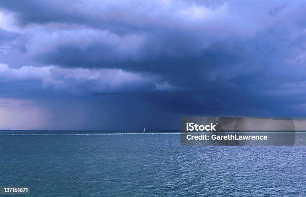 Foto de Subitamente Tempestade No Mar e mais fotos de stock de Azul - Azul, Chuva, Fotografia - Imagem