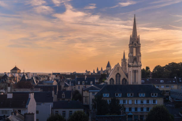 캉 항공 도시 경관, 노르망디, 프랑스. 교회와 옥상이 있는 켄의 구시가지의 아름다운 일몰 전망 - caen 뉴스 사진 이미지