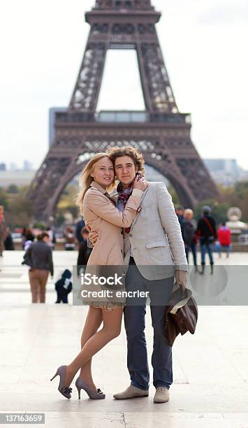 Romantisches Paar In Paris Den Eiffelturm Stockfoto und mehr Bilder von Architektur - Architektur, Attraktive Frau, Berühren