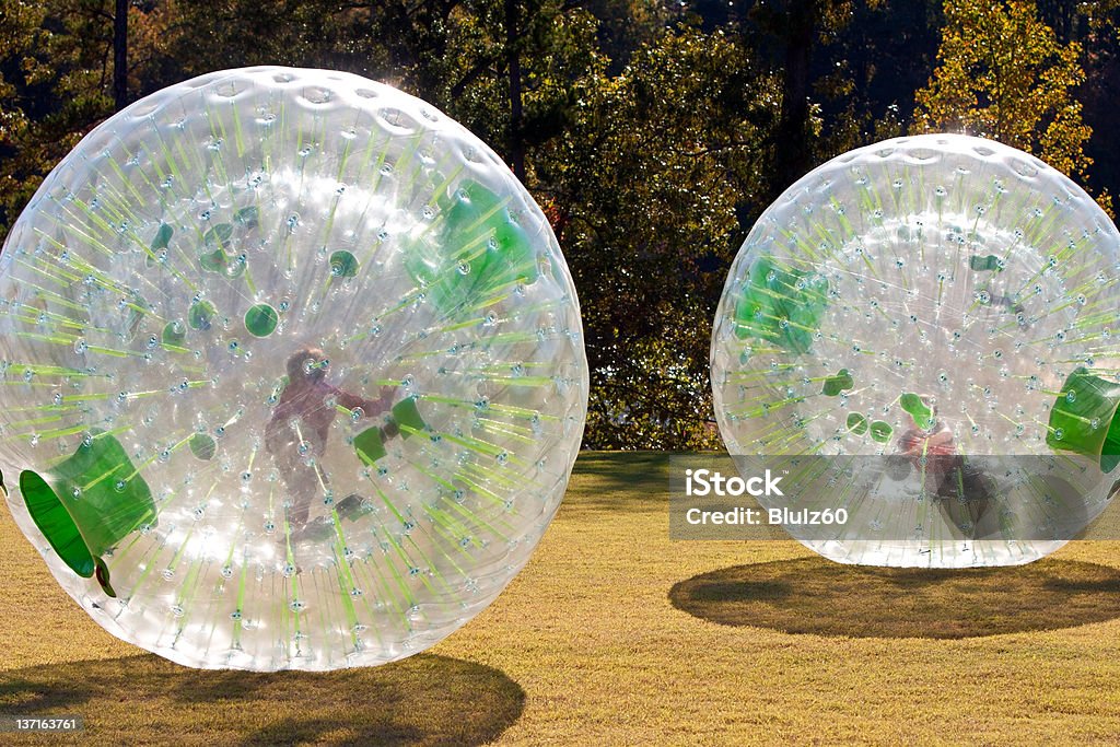 Enfants rouler dans les balles en plastique - Photo de Zorbing libre de droits