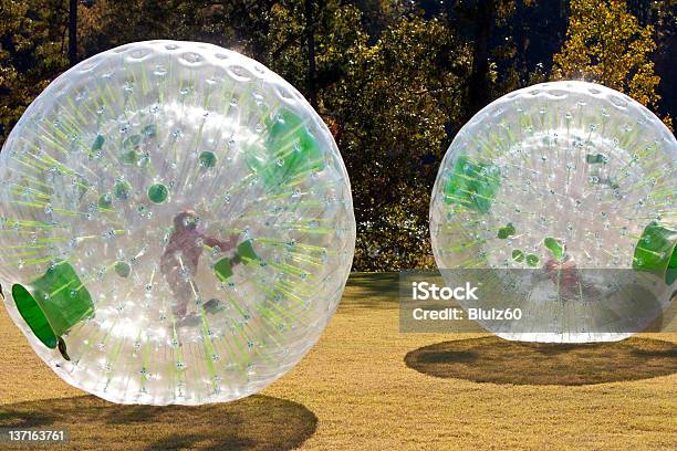 Photo libre de droit de Enfants Rouler Dans Les Balles En Plastique banque d'images et plus d'images libres de droit de Zorbing - Zorbing, Sphère, En plastique