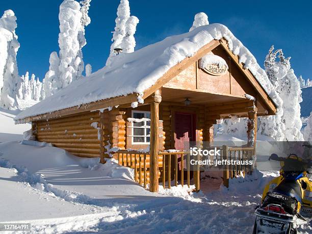 Malownicze British Columbia Skuterze Śnieżnym Ocieplenie Górach Klasę - zdjęcia stockowe i więcej obrazów Dom z bali
