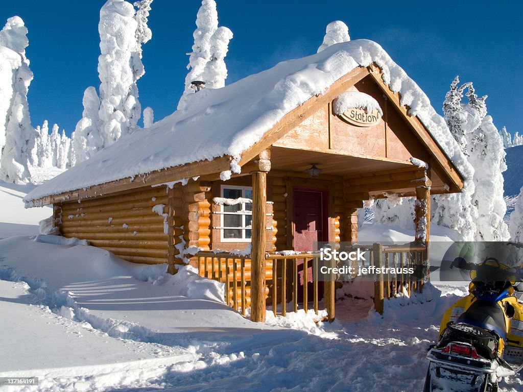 Espetacular Colúmbia Britânica de snowmobile warming hut/cabine - Foto de stock de Cabana de Madeira royalty-free