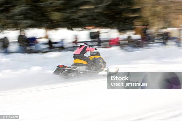 Foto de Corrida De Snowmobile e mais fotos de stock de Adulto - Adulto, Atividade, Aventura