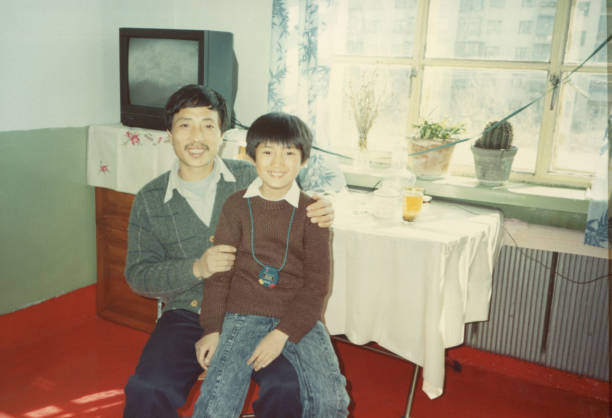 1980 ragazzino cinese e vecchio padre foto della vita reale - camera retro revival old fashioned holding foto e immagini stock