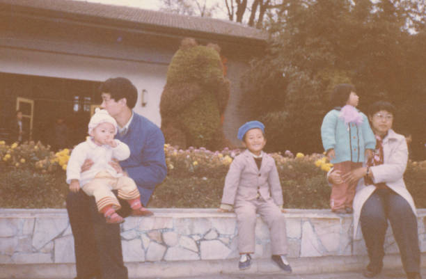 1980年代の中国の小さな男�の子の実生活の写真 - 1985 ストックフォトと画像