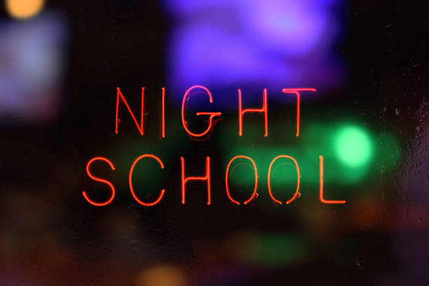insegna al neon della scuola notturna nella finestra piovosa - night school foto e immagini stock