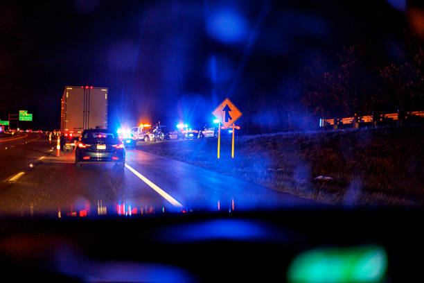 полуночная скоростная автомагистраль дорожно-аварийная полиция и аварийно-спасательное оборудование - traffic jam flash стоковые фото и изображения