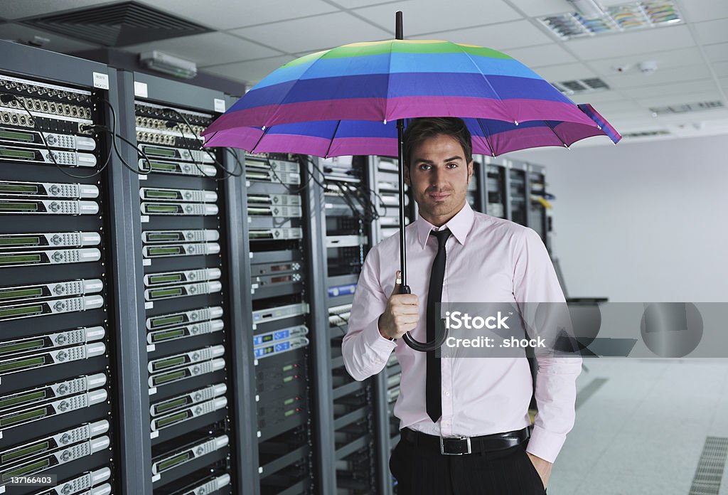 Homme d'affaires avec parapluie dans la salle de serveur attente - Photo de Adulte libre de droits