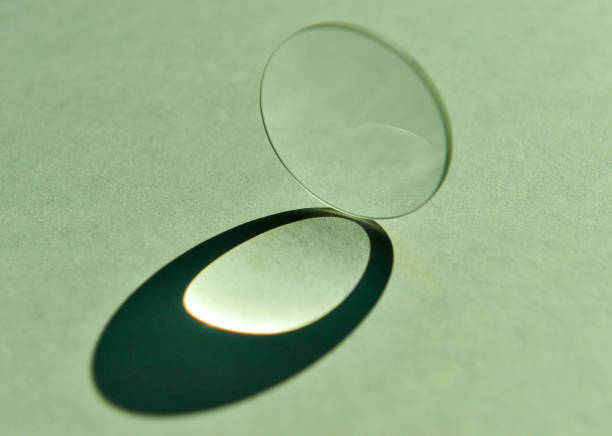 lentille convexe avec réflexion de la lumière - visual art photos photos et images de collection