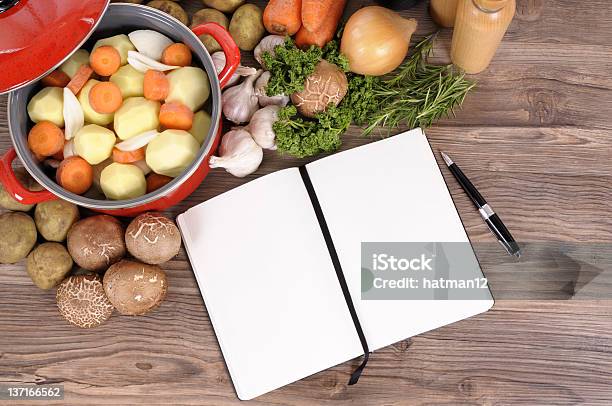 Foto de Caçarola Com Legumes Orgânicos e mais fotos de stock de Alimentação Saudável - Alimentação Saudável, Branco, Caderno de Receitas