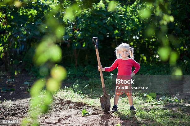 Photo libre de droit de Enfant Prêt À Plonger banque d'images et plus d'images libres de droit de Enfant - Enfant, Creuser, Jardiner