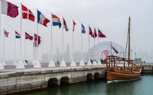 drapeaux au « chemin de la coupe du monde » sur la promenade de la corniche, doha, qatar - fifa world cup photos et images de collection