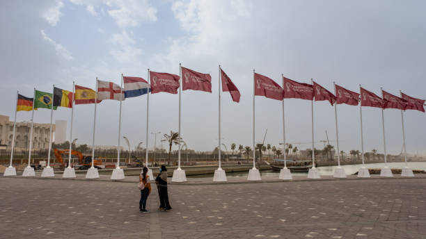 copa mundial de la fifa 2022 banderas de qatar ondeando en el paseo corniche, doha, qatar - fifa world cup fotografías e imágenes de stock