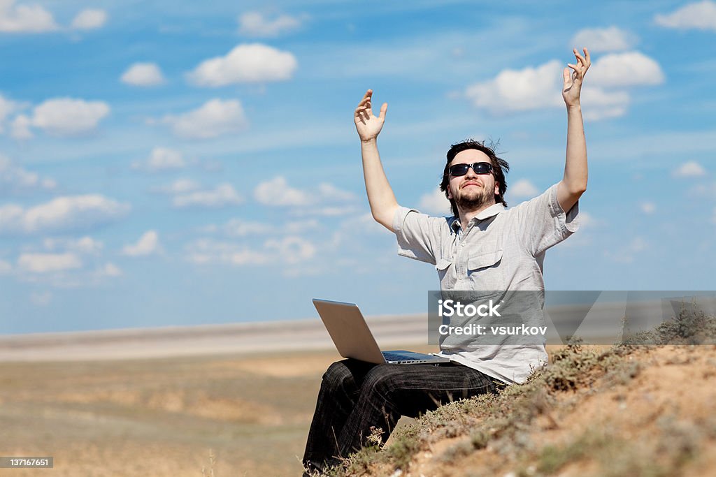 Mann mit laptop im Freien - Lizenzfrei Berg Stock-Foto