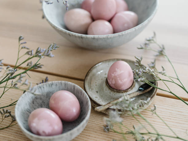 розовое натуральное цветное пасхальное яйцо - dozen eggs food eggs horizontal стоковые фото и изображения