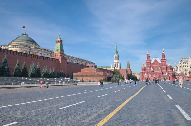 vista de outono da praça vermelha em moscou, rússia - russia red paving stone moscow russia - fotografias e filmes do acervo