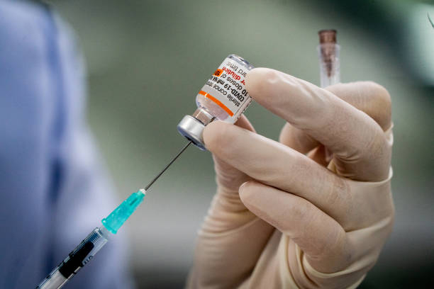 дозы вакцины pfizer-biontech против covid-19 - covid vaccine стоковые фото и изображения