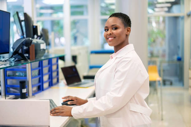 femme scientifique travaillant sur l’informatique dans un laboratoire scientifique - industrie pharmaceutique photos et images de collection