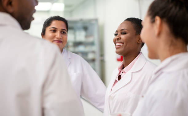 diversos cientistas tendo uma pausa em um laboratório - happiness working people pathologist - fotografias e filmes do acervo