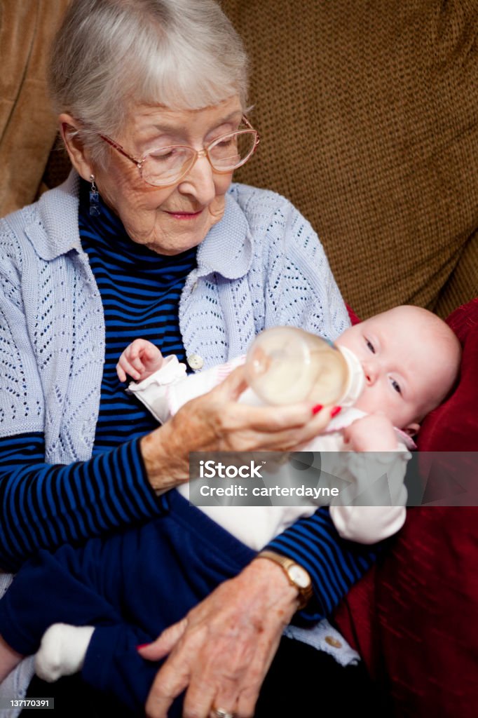 Bisavó e bebê grand filha, família - Foto de stock de 0-11 meses royalty-free