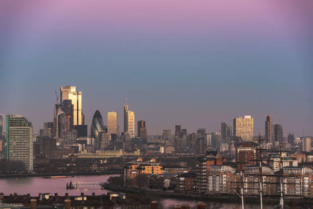 londres, 30 janvier 2022 - vue épique du lever du soleil sur city square mile à londres au lever du soleil avec une belle lumière douce et tous les bâtiments emblématiques visibles - east london photos et images de collection