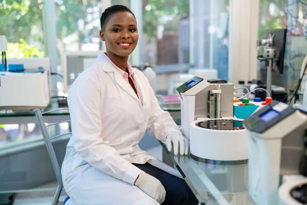 портрет африканской женщины-ученого, работающей в лаборатории - happiness working people pathologist стоковые фото и изображения