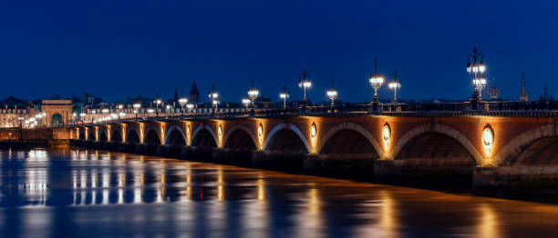 istock Panoramic view of stone bridge by night in Bordeaux 1371704925