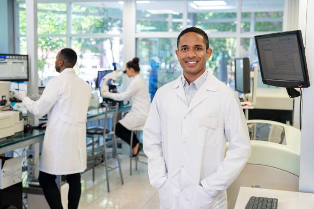 retrato de un investigador médico en un laboratorio de ciencias - scientist chemist doctor lab coat fotografías e imágenes de stock