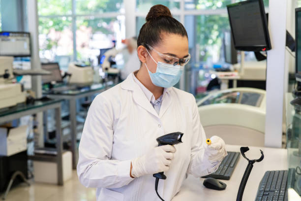 naukowiec skanujący probówkę próbki medycznej za pomocą skanera kodów kreskowych w laboratorium - blood sample blood tube pathologist zdjęcia i obrazy z banku zdjęć