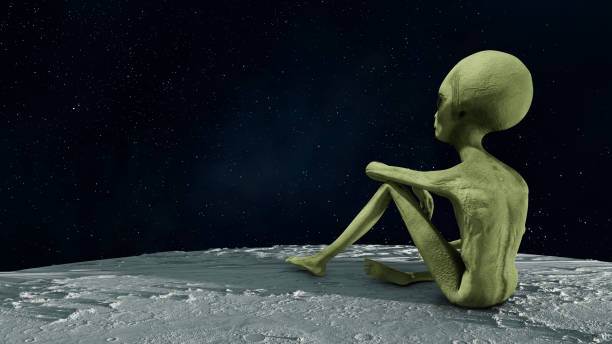 alienígena sentado en la superficie del planeta - alien world fotografías e imágenes de stock