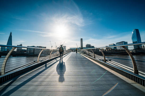 человек, ходить на millenium мост, london - capital city trail стоковые фото и изображения