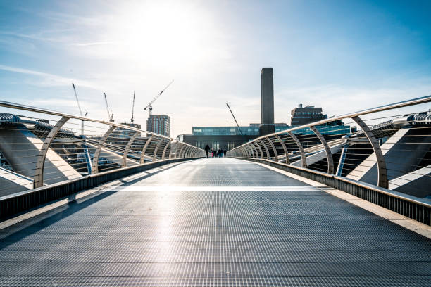 millenium bridge, crossing thames river, london - millennium bridge imagens e fotografias de stock