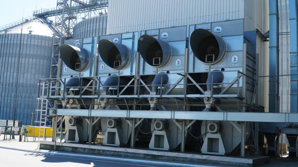 condizionatore d'aria industriale. unità di condizionamento d'aria hvac su un tetto di un edificio industriale con cielo blu e nuvole sullo sfondo. - industry factory refrigeration pipe foto e immagini stock