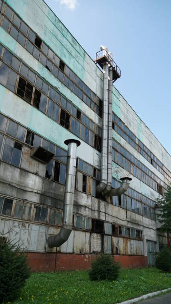 condizionatore d'aria industriale. unità di condizionamento d'aria hvac su un tetto di un edificio industriale con cielo blu e nuvole sullo sfondo. - industry factory refrigeration pipe foto e immagini stock