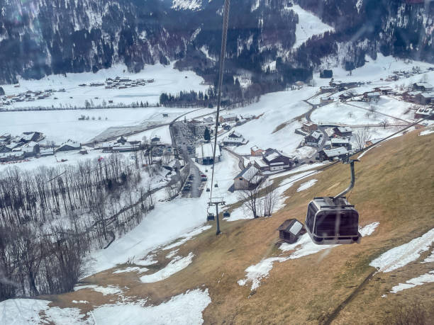 vue du paysage des alpes dans le vorarlberg en autriche - apres ski winter hiking ski photos et images de collection