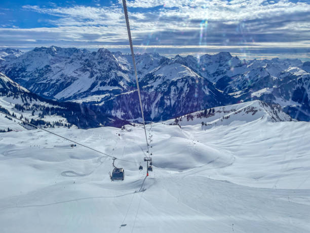 vue panoramique des alpes dans le vorarlberg en autriche - apres ski winter hiking ski photos et images de collection
