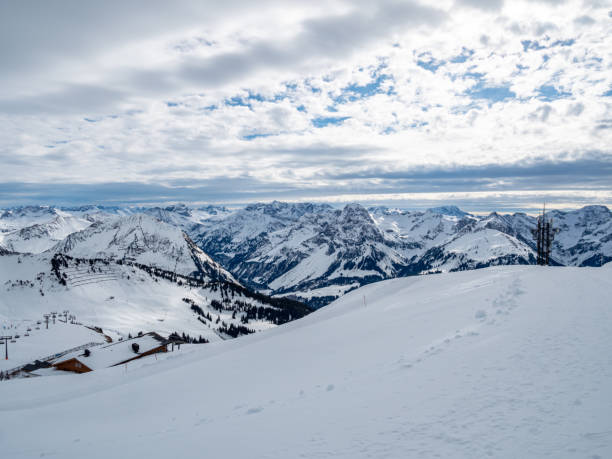 vue du paysage dans le bregenzerwald - apres ski winter hiking ski photos et images de collection