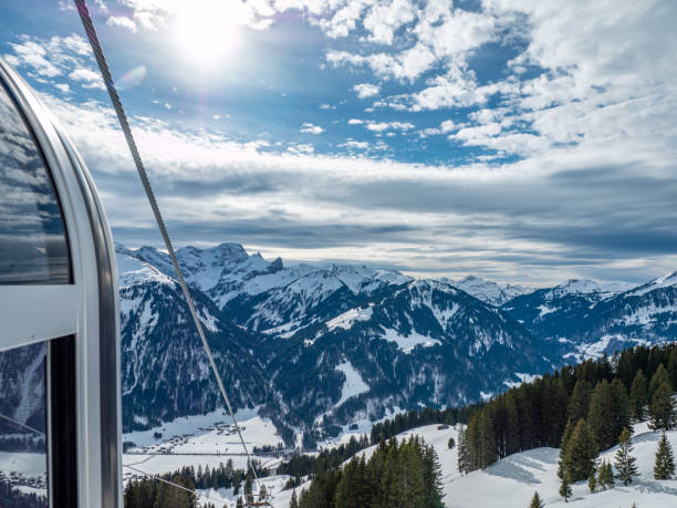 vue des montagnes dans le bregenzerwald en autriche - apres ski winter hiking ski photos et images de collection