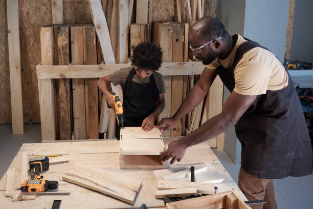 czarny ojciec uczący syna stolarstwa - carpenter carpentry craft skill zdjęcia i obrazy z banku zdjęć