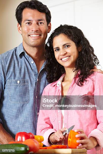 Hispânico Casal Cozinhar - Fotografias de stock e mais imagens de Cozinha - Cozinha, Cozinhar, Latino-americano