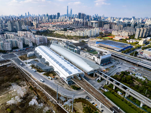 stazione di longyang road, pudong, shanghai - shanghai tower foto e immagini stock